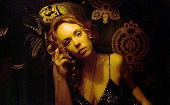 elli-perry-smoking-gun-video-premiere