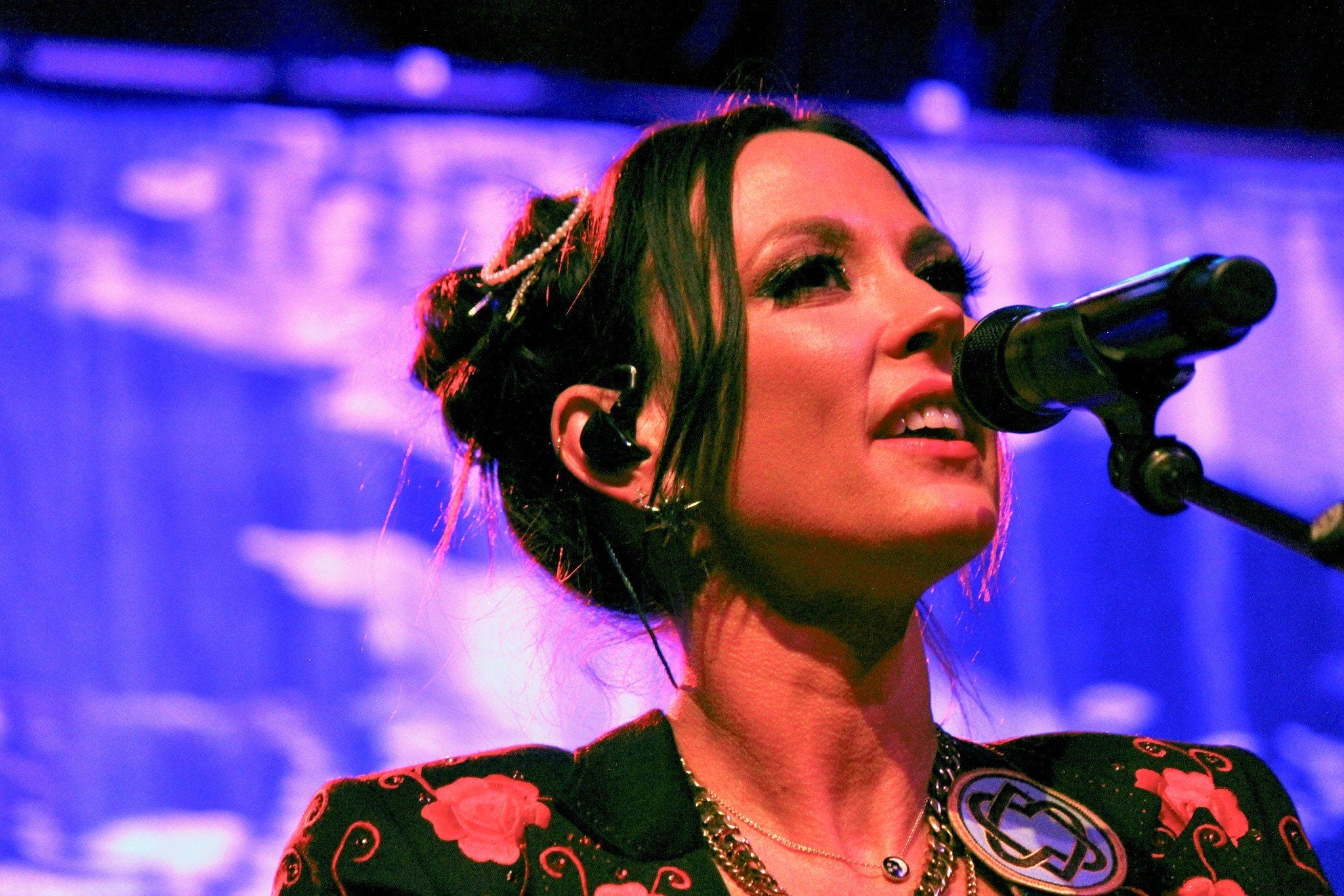 Amanda Shires Stokes Fires of Raging Rock ‘n’ Roll on Atmosphereless Tour