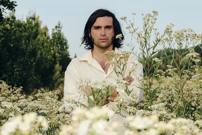 Flore Laurentienne Masterfully Blend Strings and Synthesizers 1 Flore Laurentienne 2026