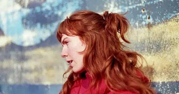 Elanor Moss Accepts Contradiction on ‘The Knife, The Needle’